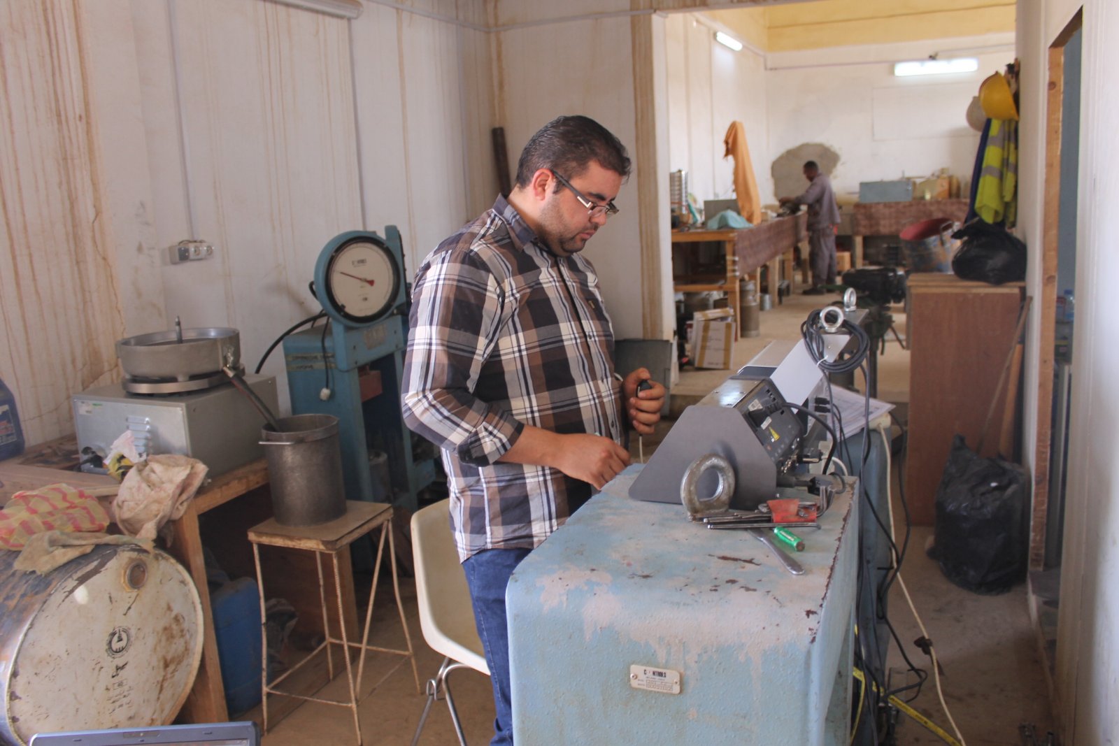 Calibrating pressure test instrument for concrete lab